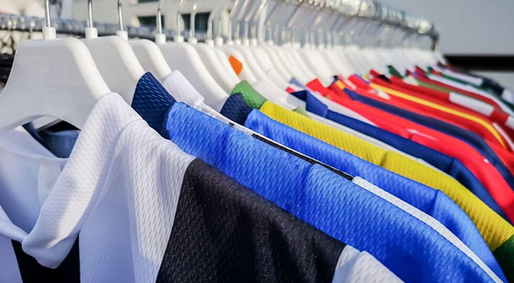 camisetas no cabide
